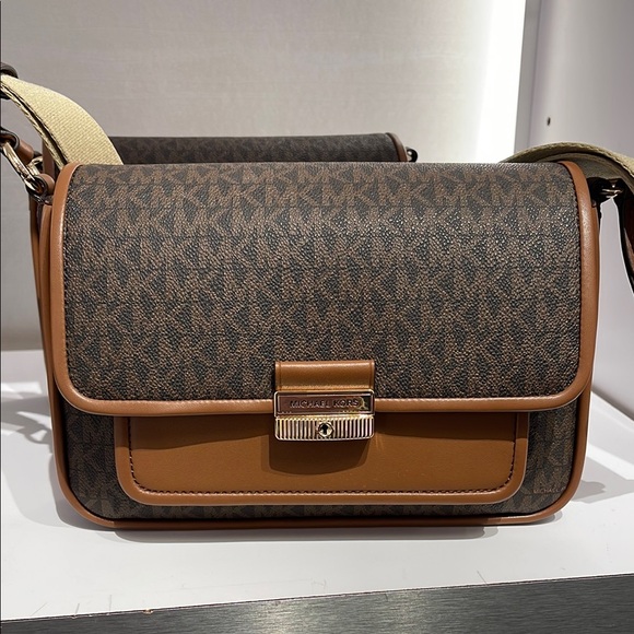 Michael Kors Bradshaw Medium Signature Logo Messenger Bag
Brown 
NWT - Picture 1 of 16